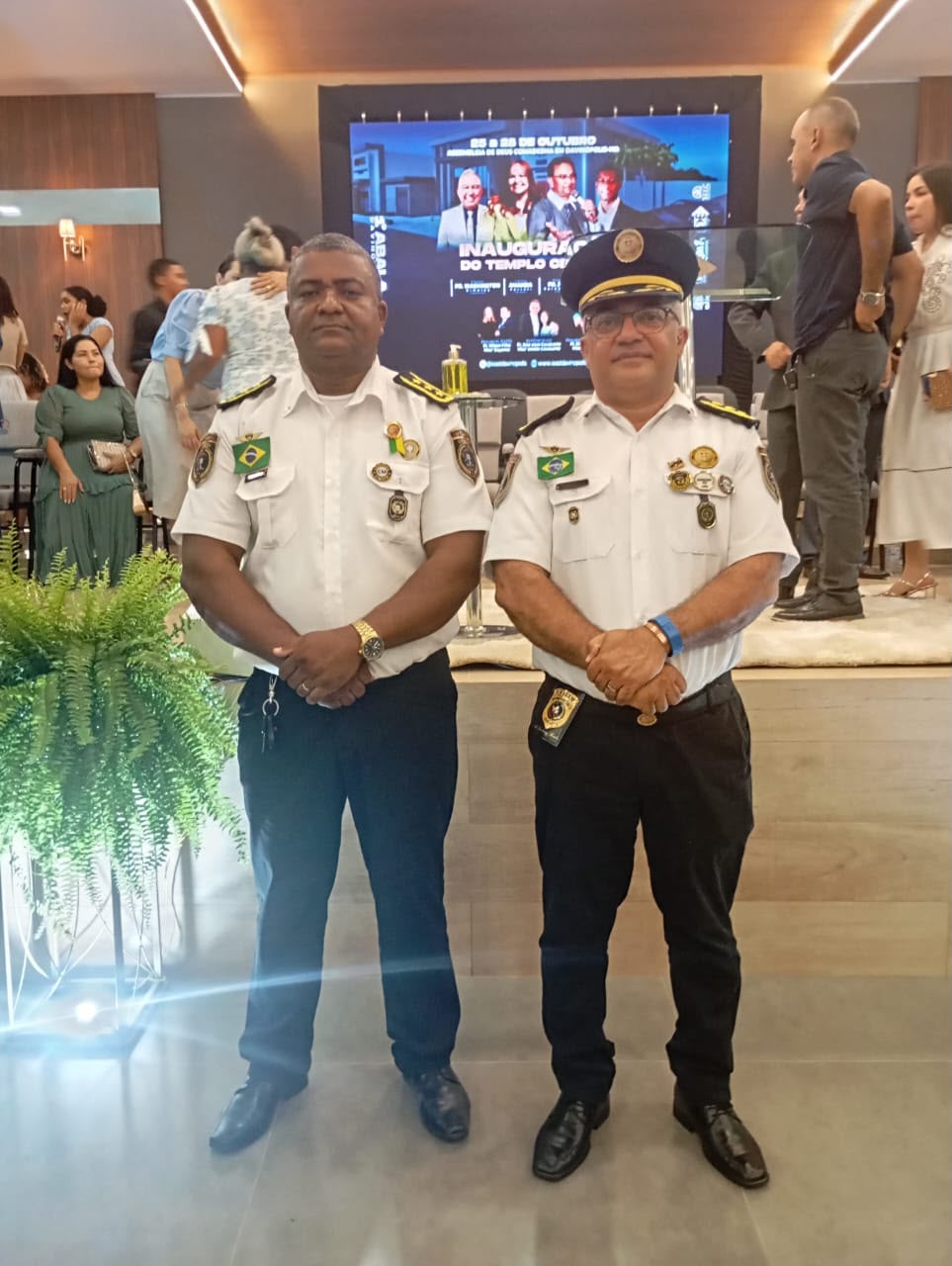 Dois oficiais UNICIM em inauguração de templo