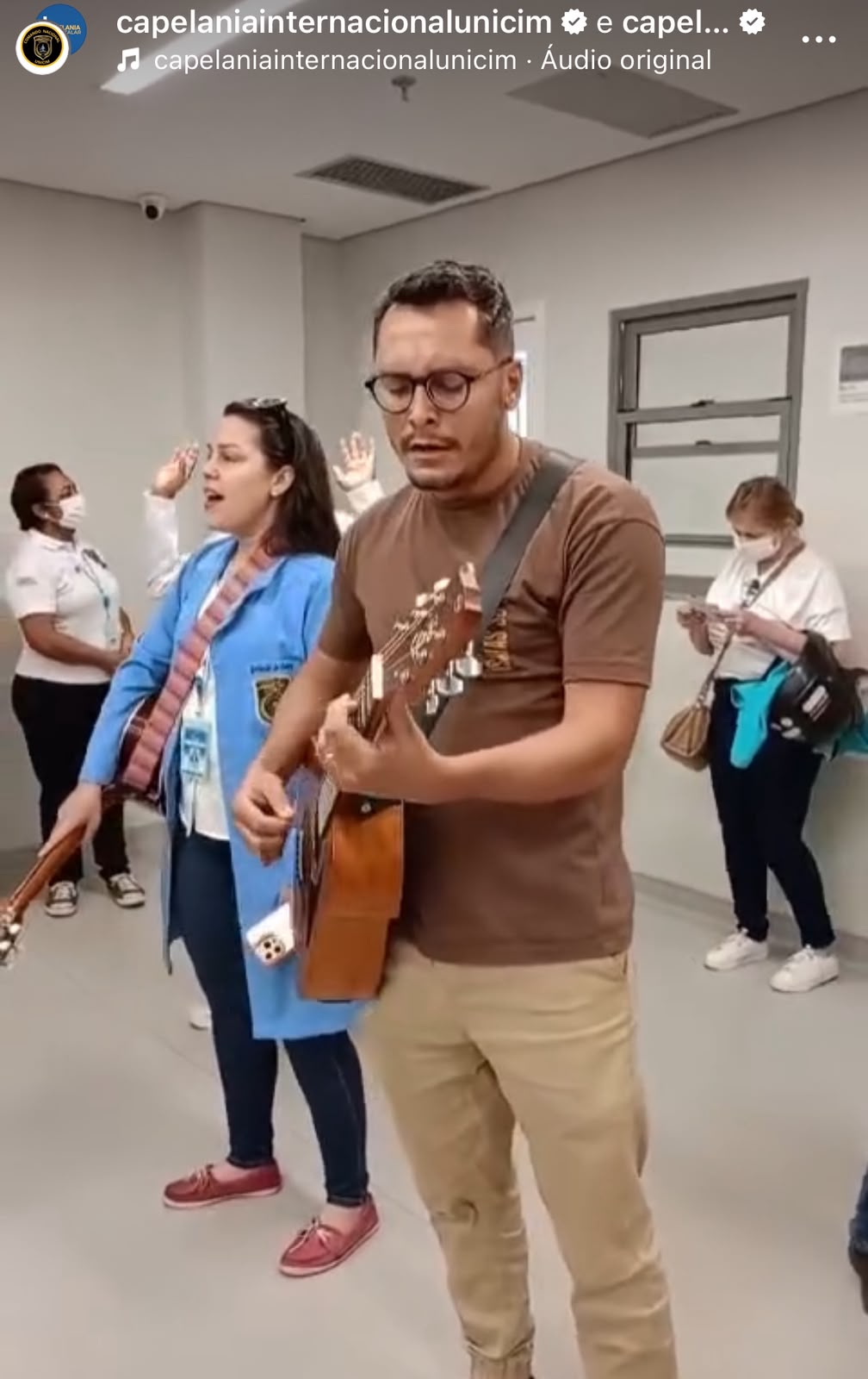 Louvor com violão em enfermaria hospitalar