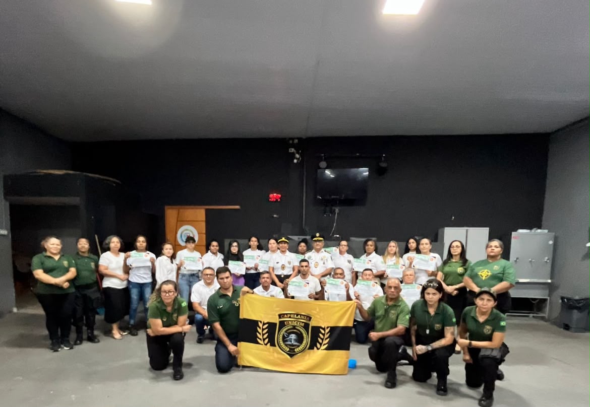 Formatura de capelães com uniformes verde e branco
