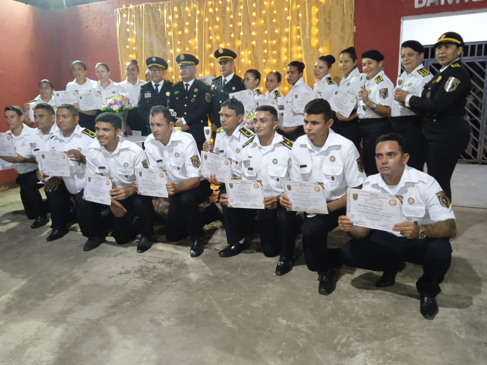 Turma de formandos UNICIM em cerimônia