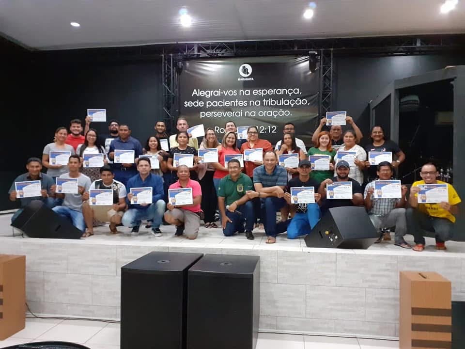 Formatura com certificados — turma Maranata UNICIM