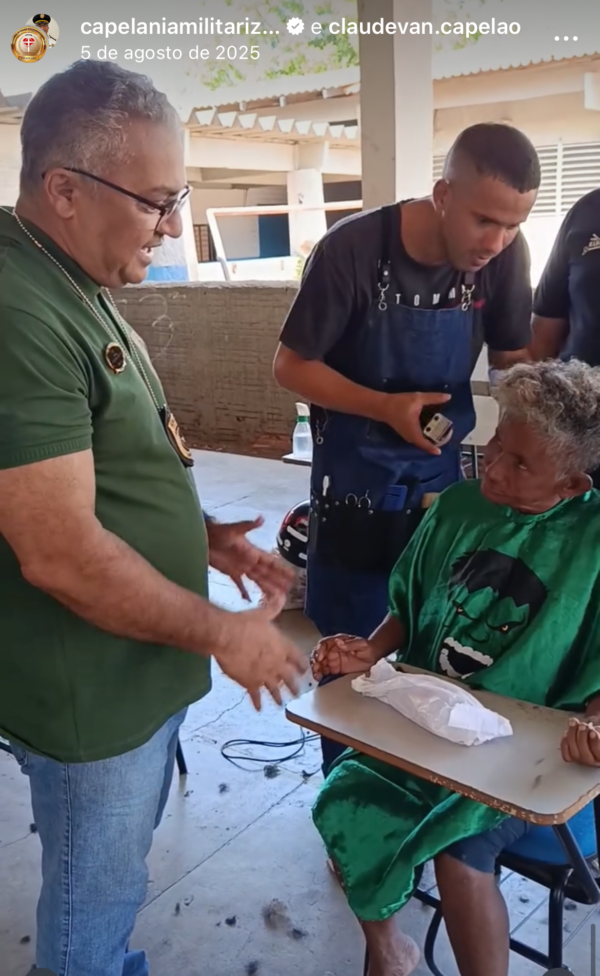 Barbearia solidária atendendo idosa acolhida