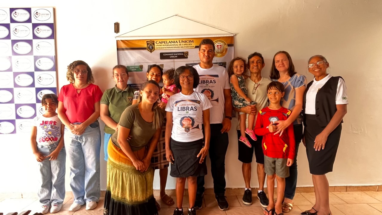 Turma do curso de LIBRAS reunindo famílias