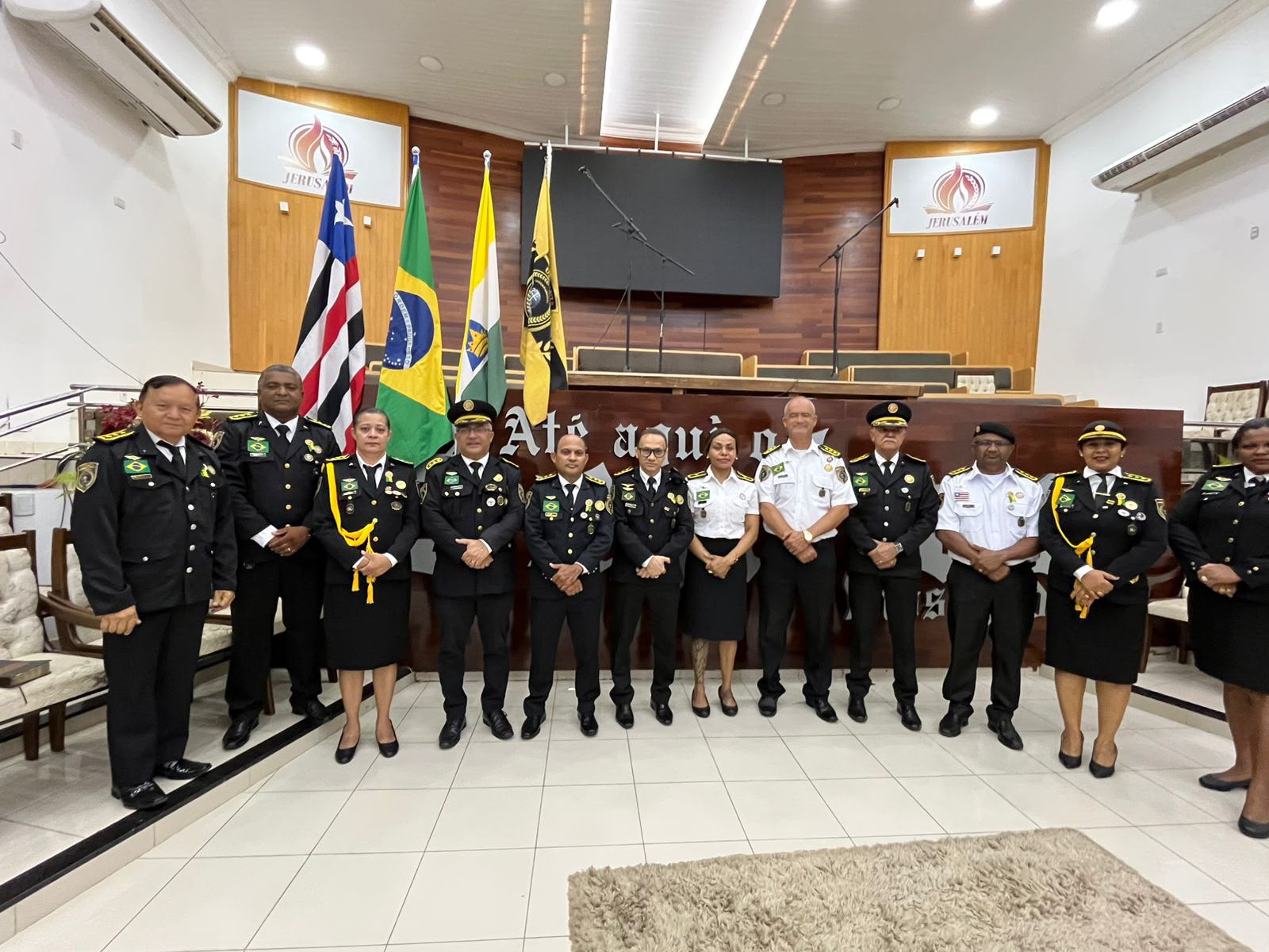 Oficialato UNICIM posando com bandeiras nacionais